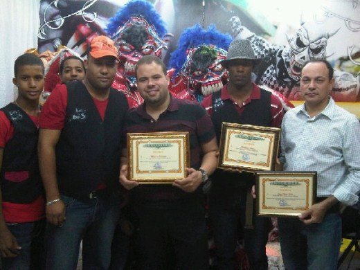 Miembros del Grupo los Buitres, Alfonso de Los Ángeles y Juan Carlos Ortiz recibiendo los reconocimientos